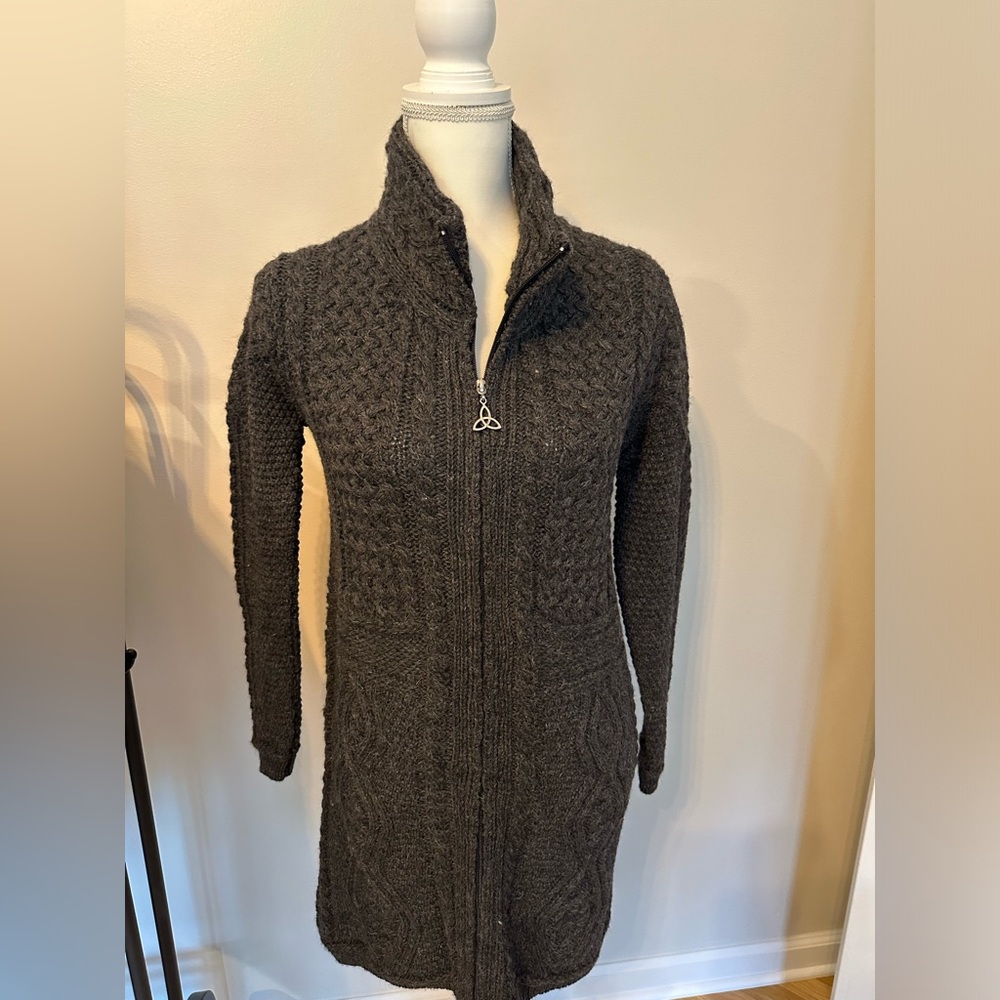 Oh wow….this sweater/jacket is gold🙌🏼 The Keltic zipper pull😍